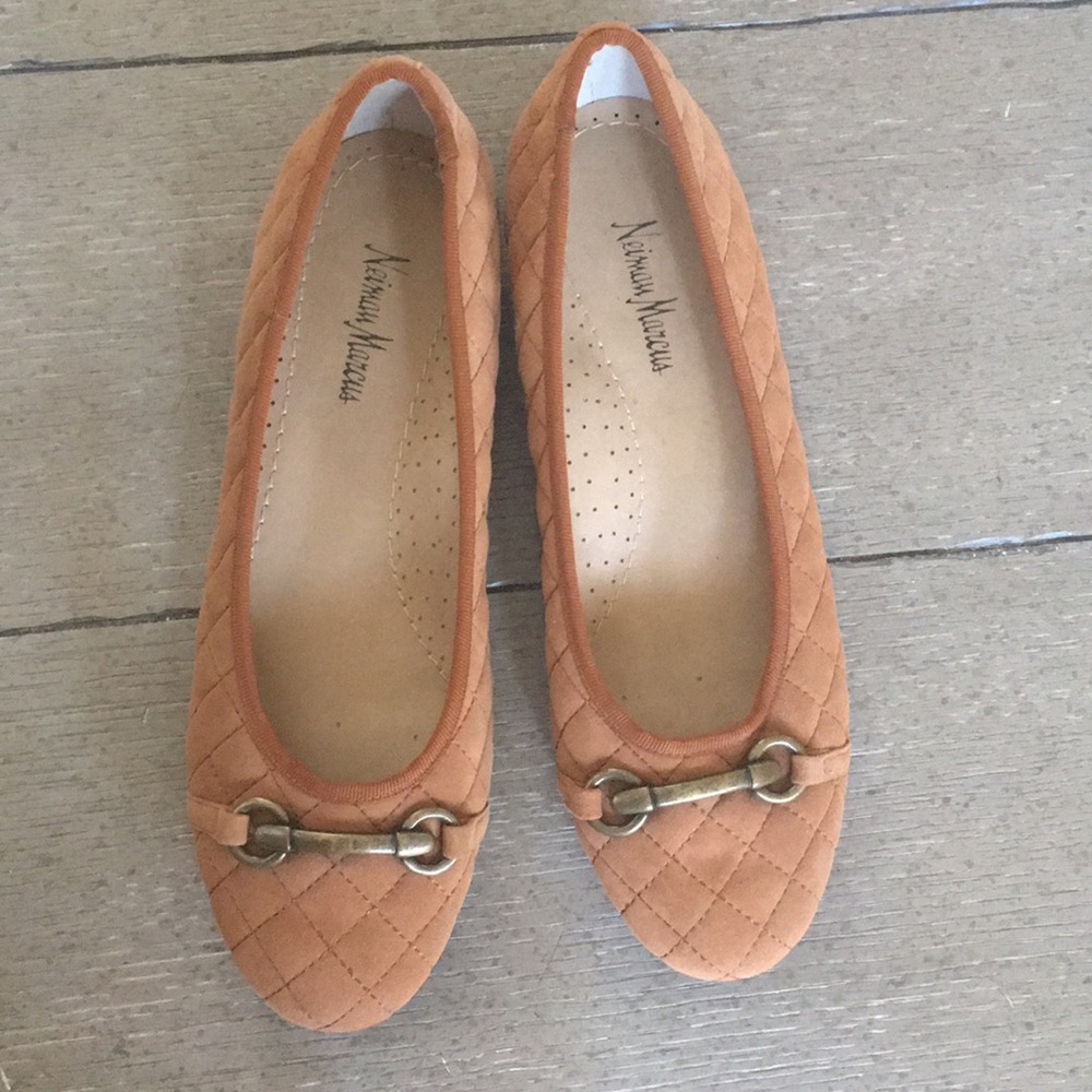 By Neiman Marcus. flat shoes light brown